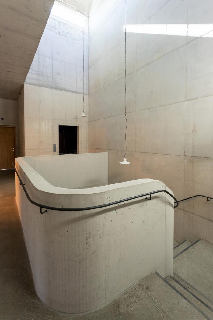 BIM建筑|墙身布满深邃的“眼睛”，废弃谷仓的改造