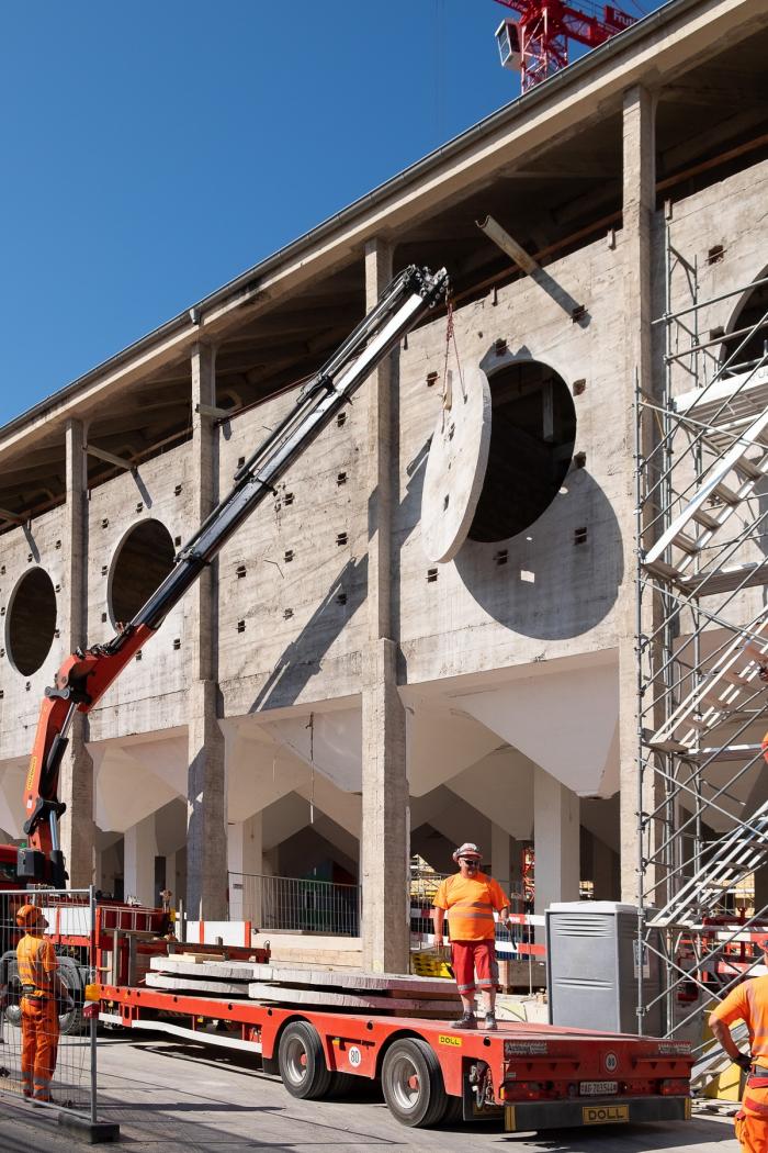 BIM建筑|墙身布满深邃的“眼睛”，废弃谷仓的改造