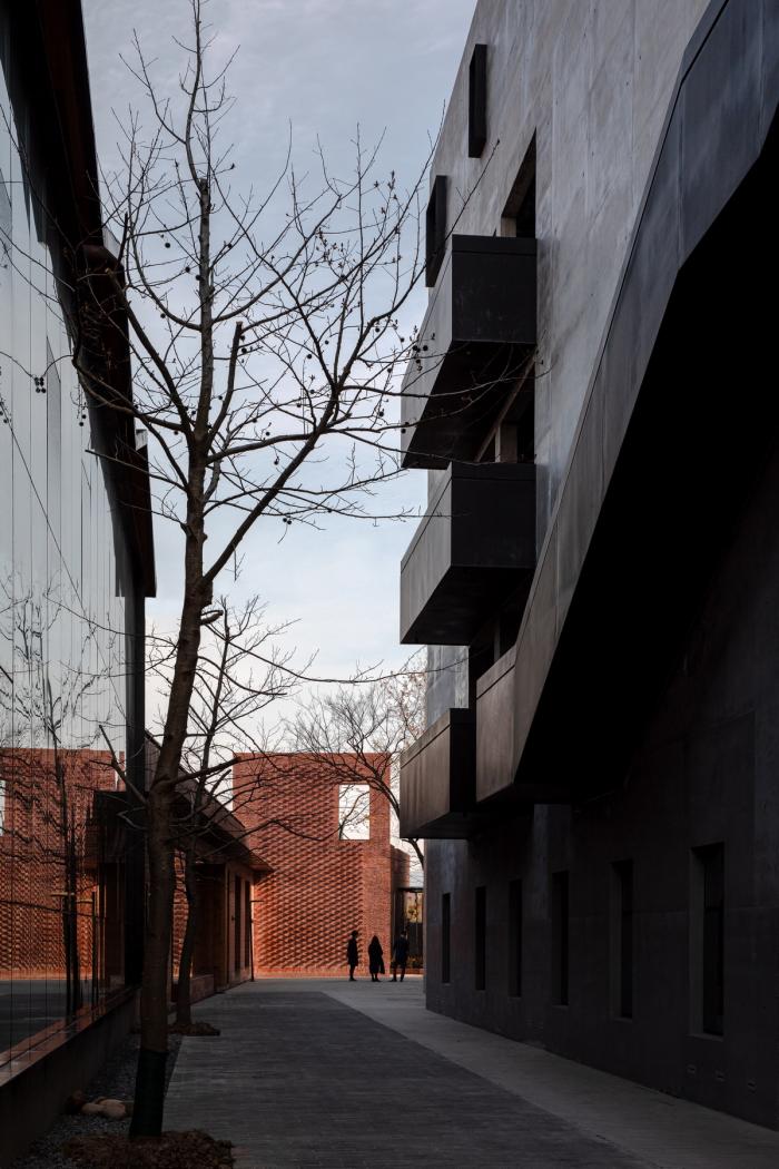 BIM建筑|光影舞动，野蛮生长——FOR天物空间 / 本哲建筑