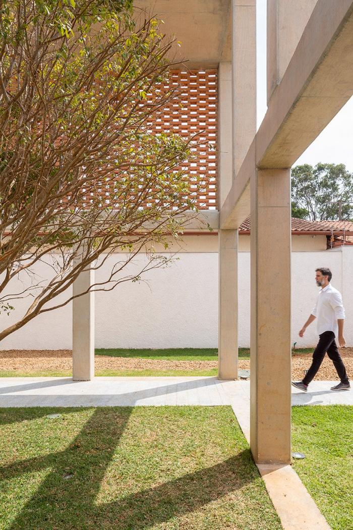 BIM建筑|自具结构形式美感的混凝土“网格”住宅