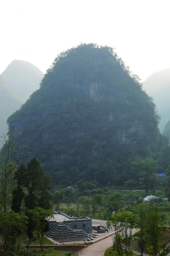 BIM建筑|匍匐于山脚下的巨石：楼纳露营服务中心 / 李兴钢工作室