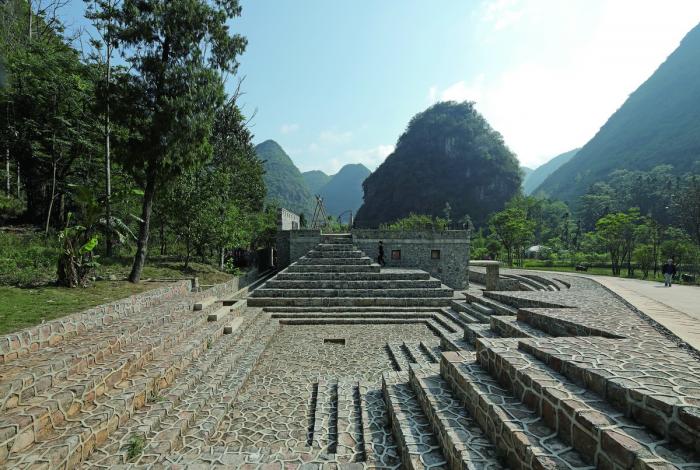 BIM建筑|匍匐于山脚下的巨石：楼纳露营服务中心 / 李兴钢工作室