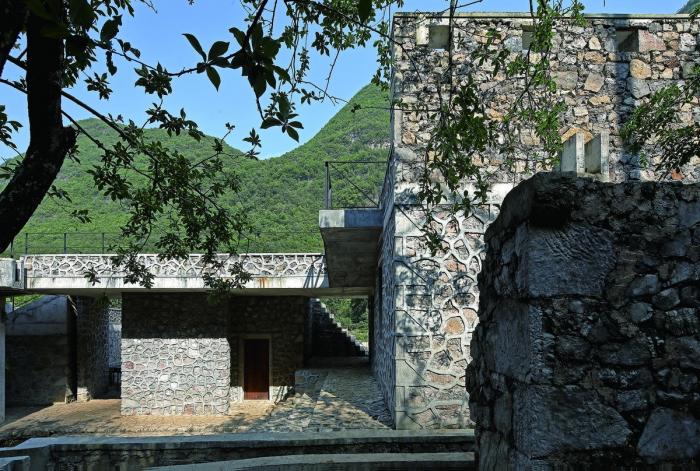 BIM建筑|匍匐于山脚下的巨石：楼纳露营服务中心 / 李兴钢工作室