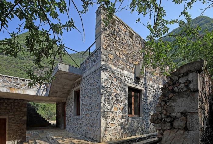 BIM建筑|匍匐于山脚下的巨石：楼纳露营服务中心 / 李兴钢工作室