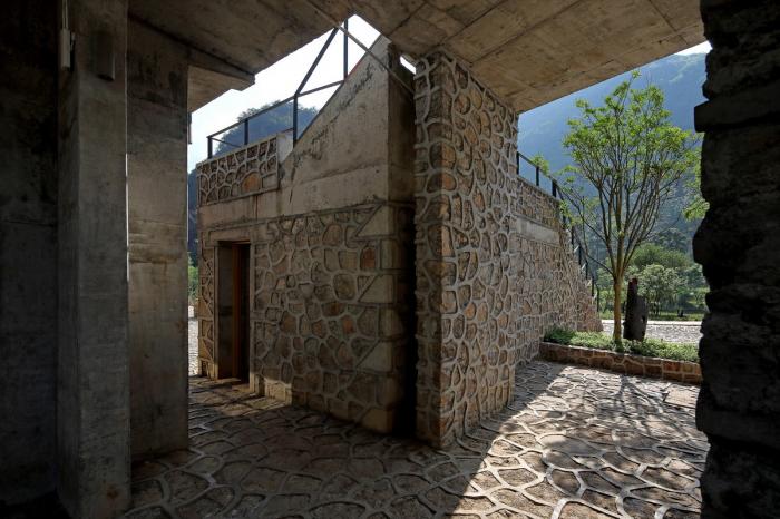 BIM建筑|匍匐于山脚下的巨石：楼纳露营服务中心 / 李兴钢工作室