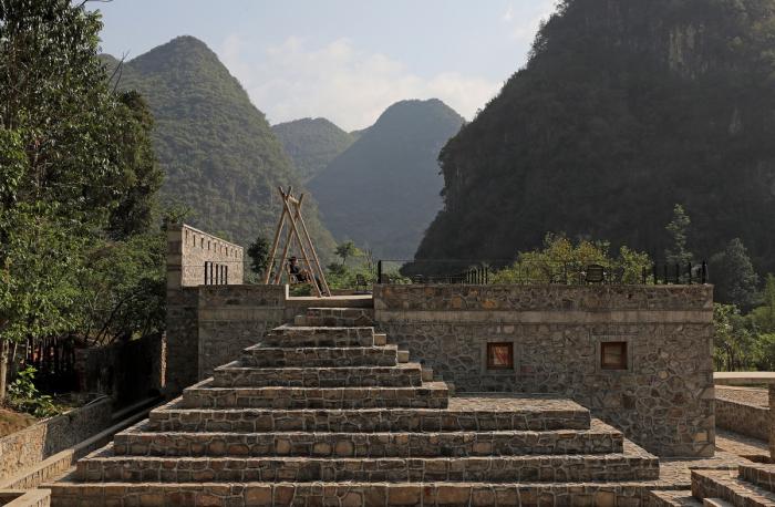 BIM建筑|匍匐于山脚下的巨石：楼纳露营服务中心 / 李兴钢工作室