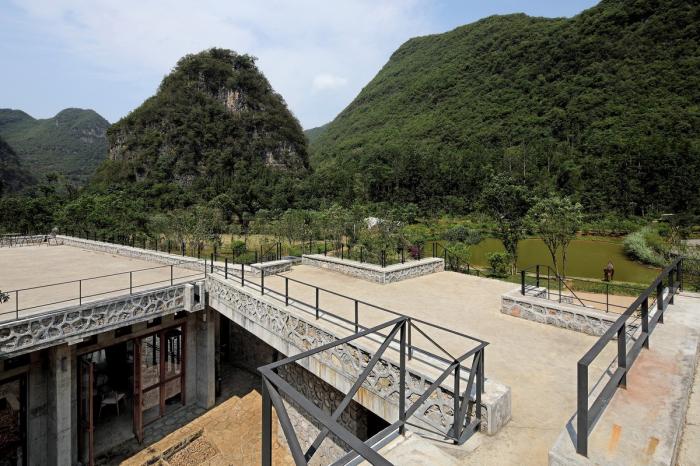 BIM建筑|匍匐于山脚下的巨石：楼纳露营服务中心 / 李兴钢工作室