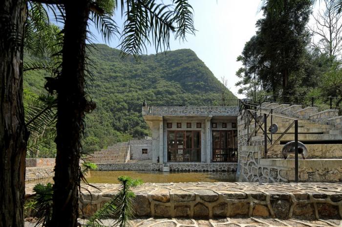 BIM建筑|匍匐于山脚下的巨石：楼纳露营服务中心 / 李兴钢工作室