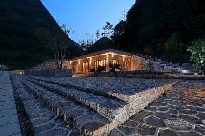 BIM建筑|匍匐于山脚下的巨石：楼纳露营服务中心 / 李兴钢工作室