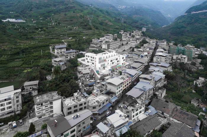 BIM建筑|地形关系的表达：乌斯河镇中心幼儿园 / 东意建筑