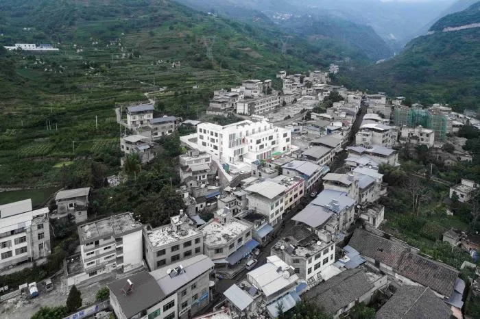 BIM建筑|地形关系的表达：乌斯河镇中心幼儿园 / 东意建筑