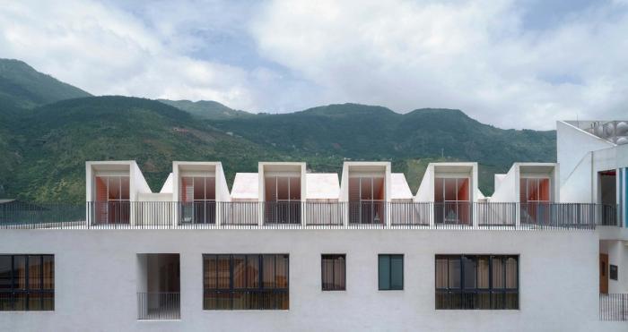 BIM建筑|地形关系的表达：乌斯河镇中心幼儿园 / 东意建筑