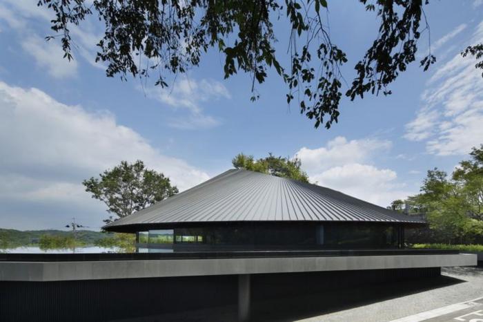 BIM建筑|仿佛一顶圆形礼帽：狭山湖畔墓地社区大厅 / 中村拓志 & NAP