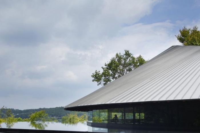 BIM建筑|仿佛一顶圆形礼帽：狭山湖畔墓地社区大厅 / 中村拓志 & NAP