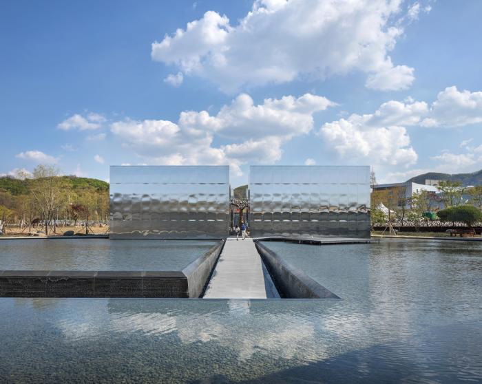 BIM建筑|天空与水编织一体，硬质金属折射出未来感：“Mon Amour” 文化空间