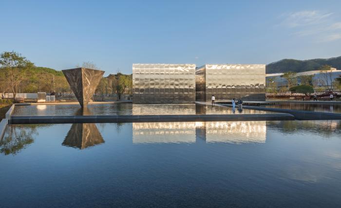 BIM建筑|天空与水编织一体，硬质金属折射出未来感：“Mon Amour” 文化空间