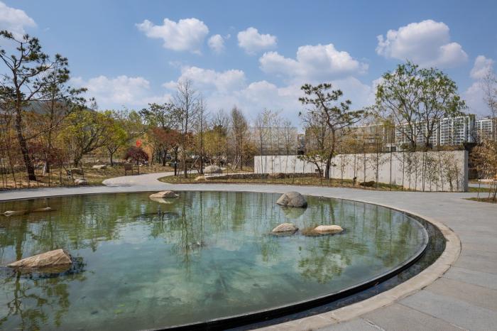 BIM建筑|天空与水编织一体，硬质金属折射出未来感：“Mon Amour” 文化空间