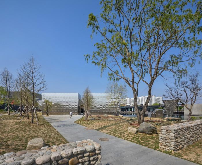 BIM建筑|天空与水编织一体，硬质金属折射出未来感：“Mon Amour” 文化空间