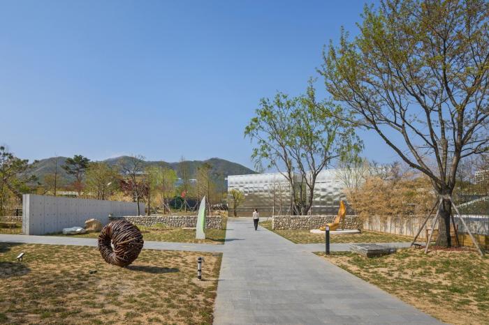 BIM建筑|天空与水编织一体，硬质金属折射出未来感：“Mon Amour” 文化空间