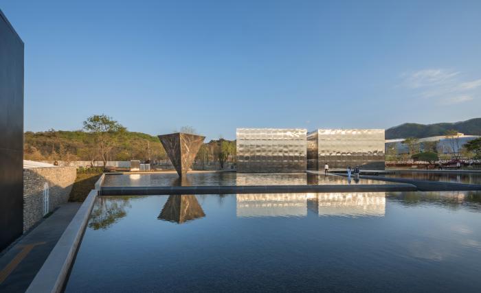 BIM建筑|天空与水编织一体，硬质金属折射出未来感：“Mon Amour” 文化空间