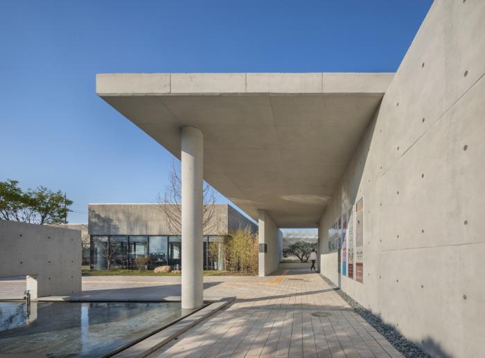 BIM建筑|天空与水编织一体，硬质金属折射出未来感：“Mon Amour” 文化空间