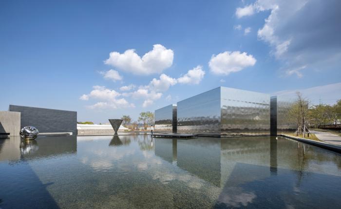 BIM建筑|天空与水编织一体，硬质金属折射出未来感：“Mon Amour” 文化空间