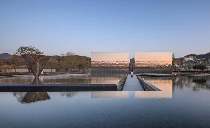 BIM建筑|天空与水编织一体，硬质金属折射出未来感：“Mon Amour” 文化空间