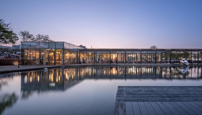 BIM建筑|天空与水编织一体，硬质金属折射出未来感：“Mon Amour” 文化空间