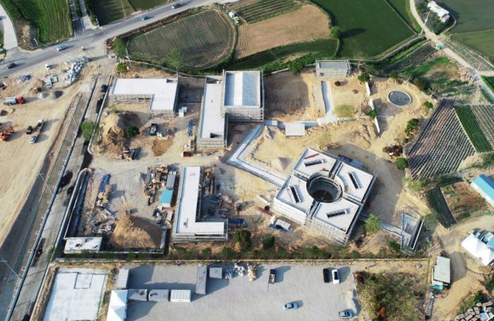 BIM建筑|天空与水编织一体，硬质金属折射出未来感：“Mon Amour” 文化空间