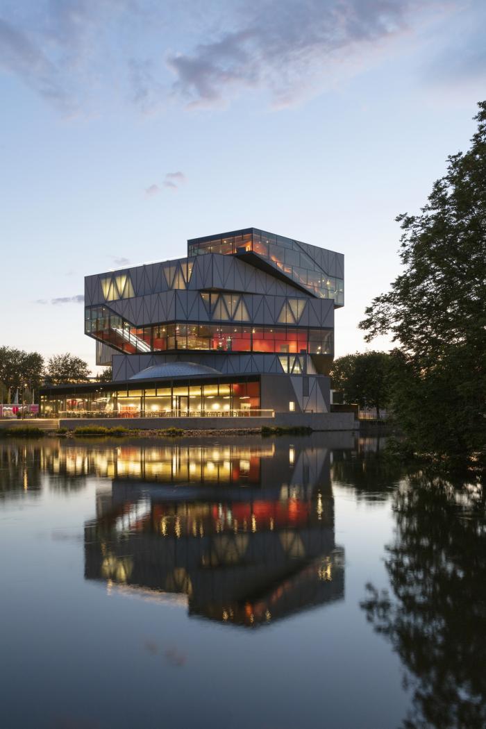 BIM建筑|海尔布隆科技馆，螺旋围合的马蹄形空间