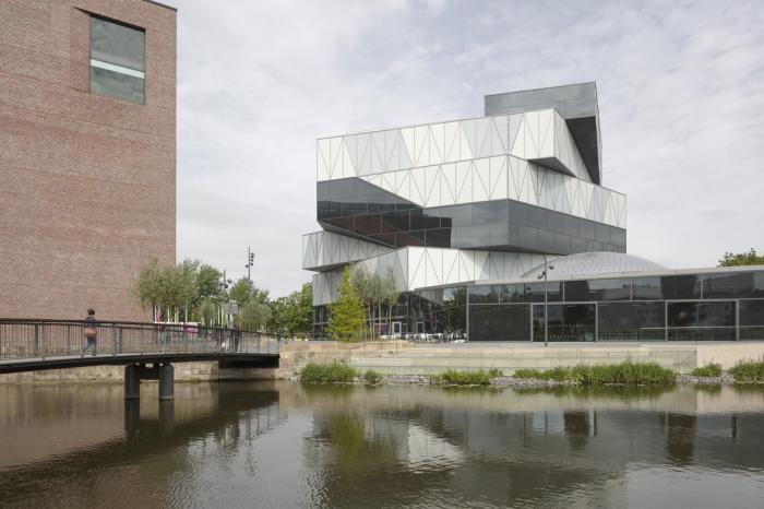 BIM建筑|海尔布隆科技馆，螺旋围合的马蹄形空间