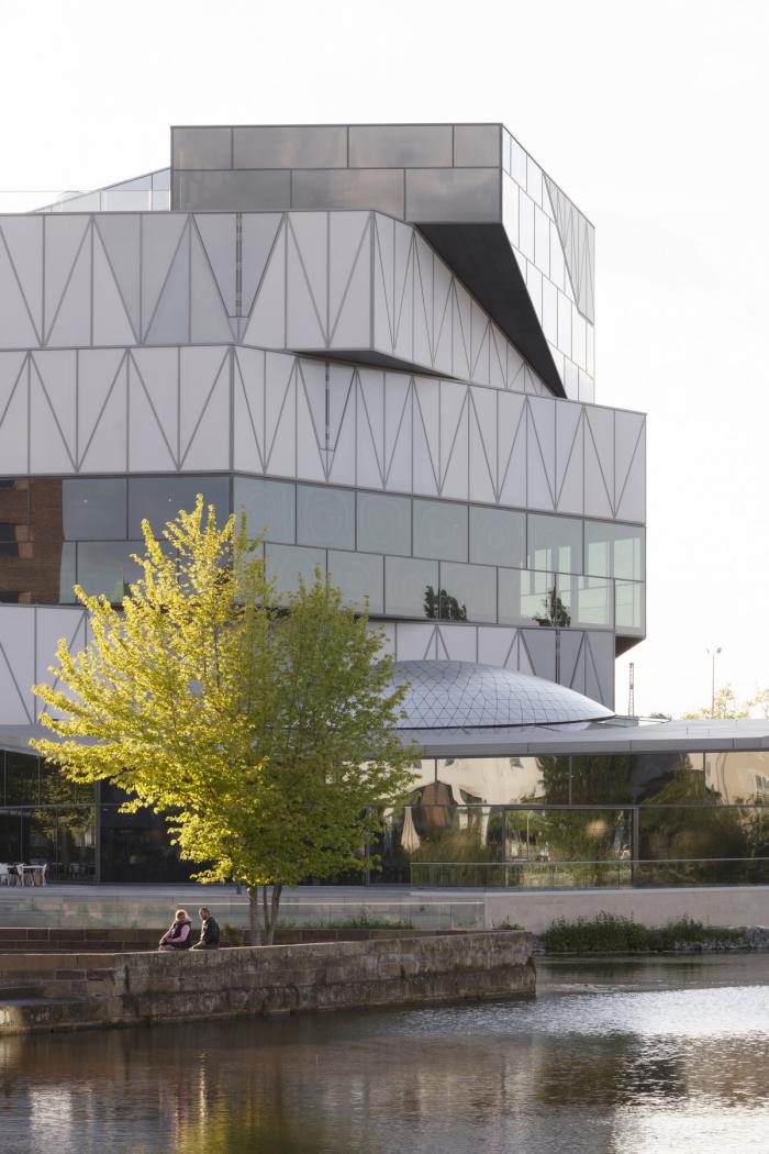 BIM建筑|海尔布隆科技馆，螺旋围合的马蹄形空间