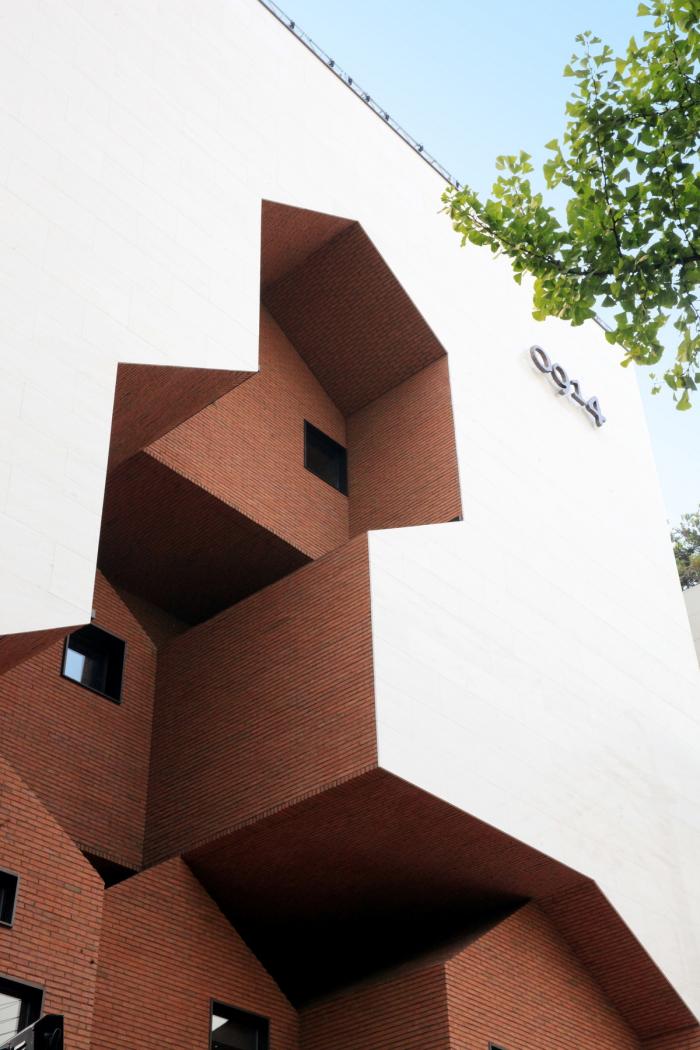 BIM建筑|村庄小房子堆砌于白色盒子中：韩国0914旗舰店