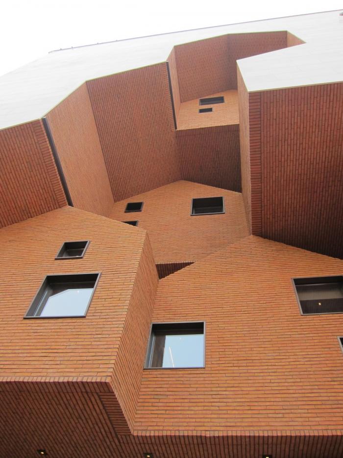 BIM建筑|村庄小房子堆砌于白色盒子中：韩国0914旗舰店