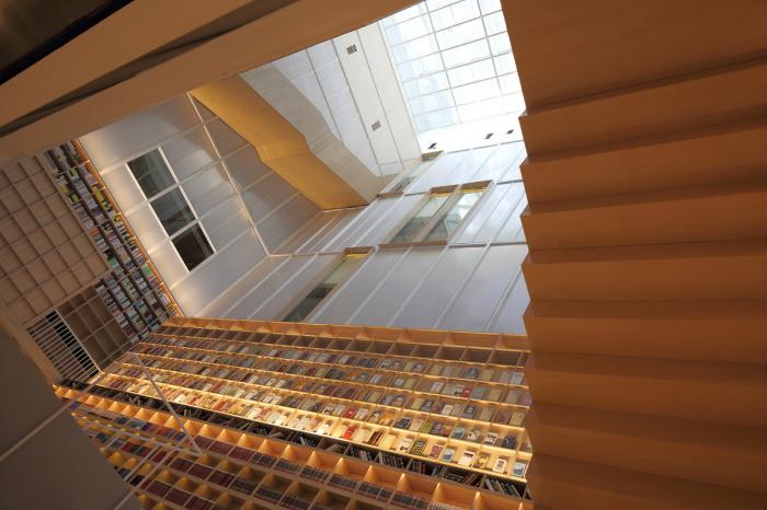 BIM建筑|源平·美璟书店：隐秘在采光中庭中的书店 / 上海严旸建筑设计工作室