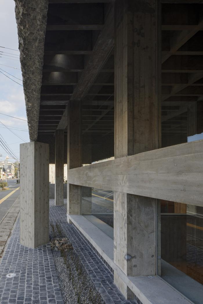 BIM建筑|厚重与透明：大原参道半架空品牌店 / 下川徹建筑事务所