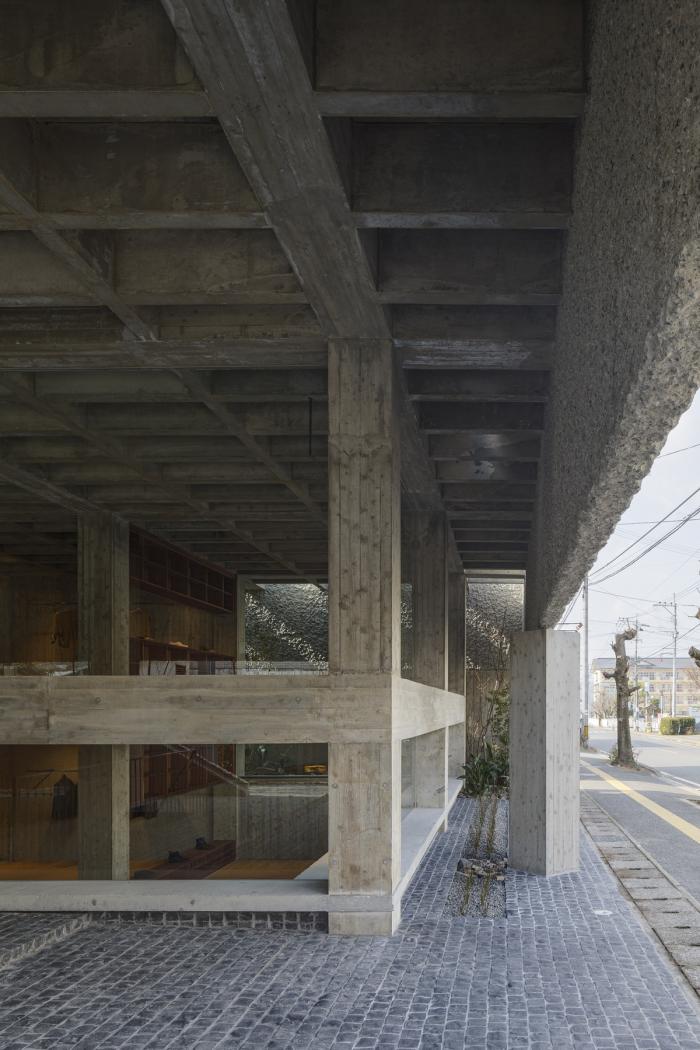 BIM建筑|厚重与透明：大原参道半架空品牌店 / 下川徹建筑事务所