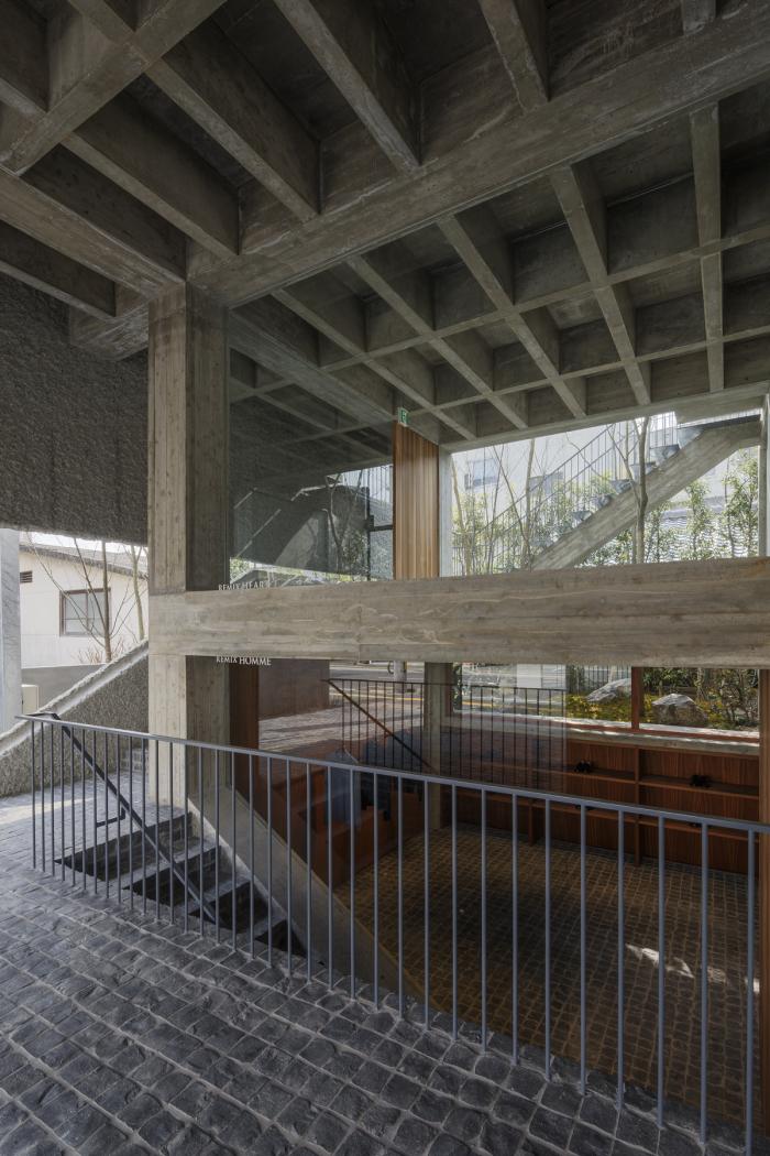 BIM建筑|厚重与透明：大原参道半架空品牌店 / 下川徹建筑事务所