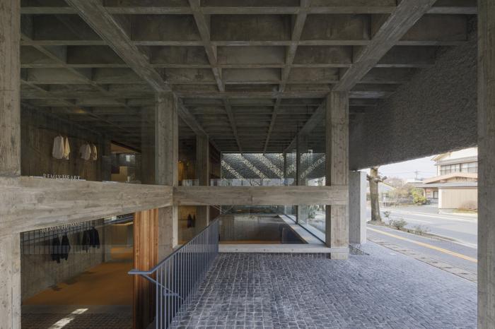 BIM建筑|厚重与透明：大原参道半架空品牌店 / 下川徹建筑事务所