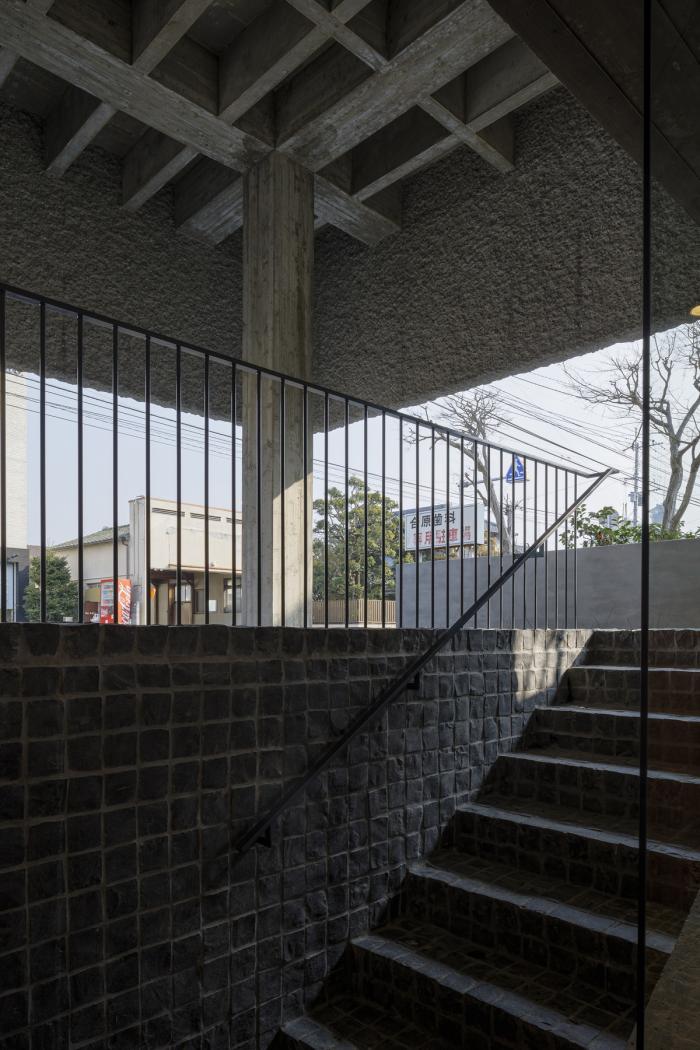 BIM建筑|厚重与透明：大原参道半架空品牌店 / 下川徹建筑事务所