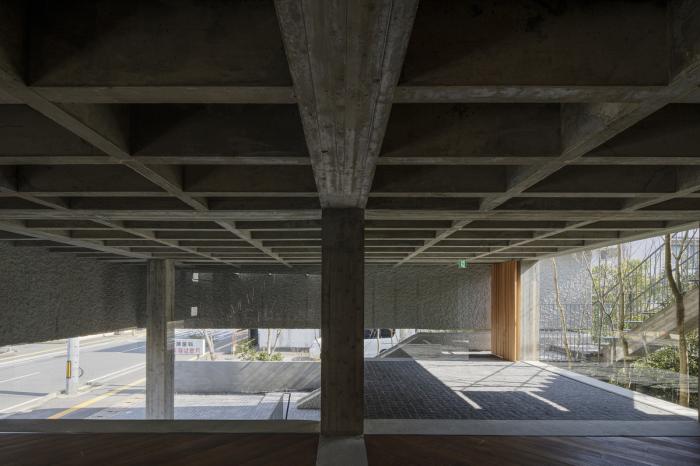 BIM建筑|厚重与透明：大原参道半架空品牌店 / 下川徹建筑事务所