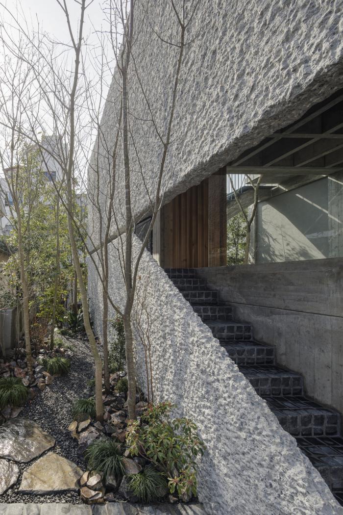 BIM建筑|厚重与透明：大原参道半架空品牌店 / 下川徹建筑事务所