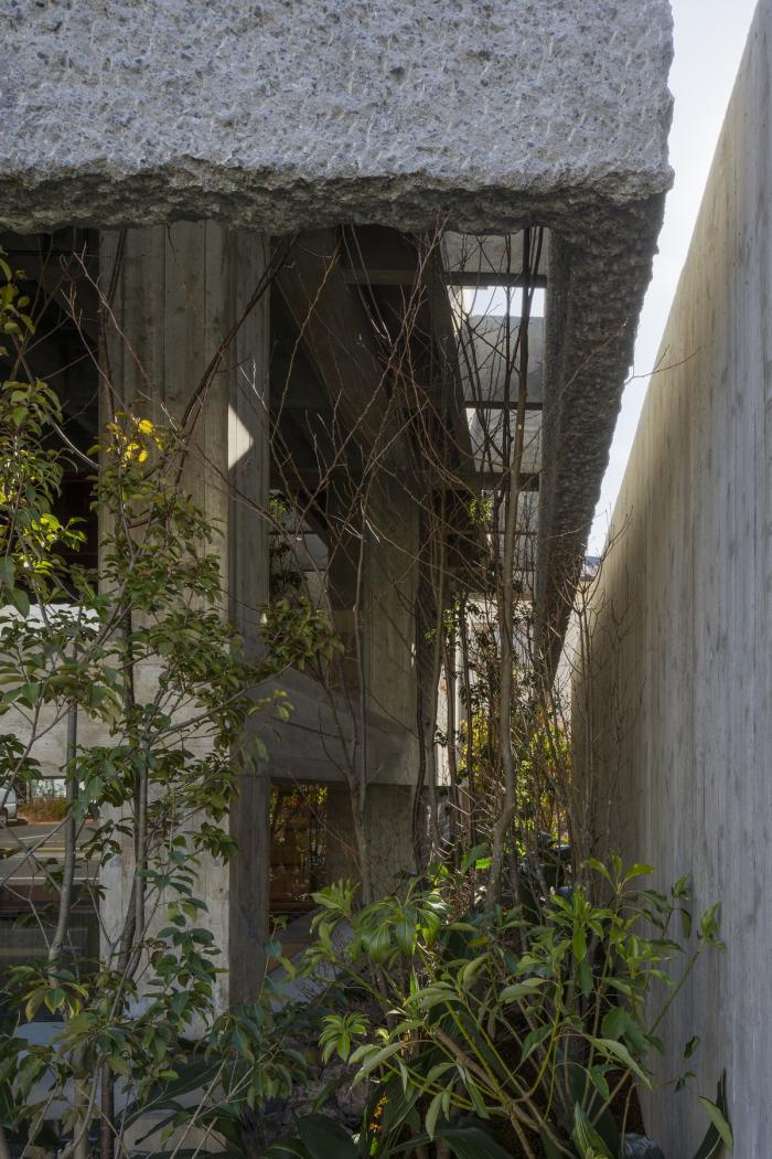 BIM建筑|厚重与透明：大原参道半架空品牌店 / 下川徹建筑事务所