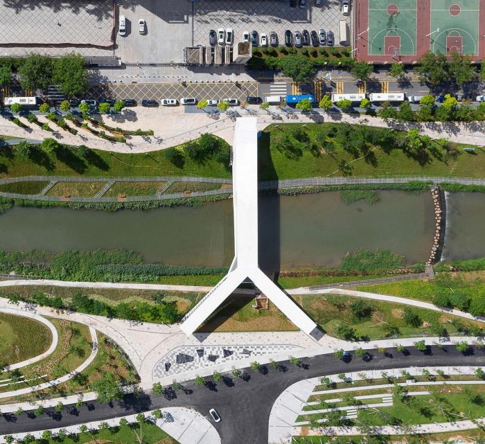 BIM建筑|平静之中见张力：深圳坪山高级中学跨河人行桥 / 南沙原创