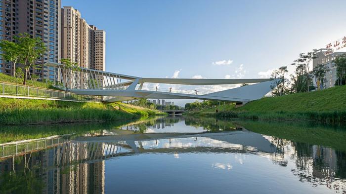 BIM建筑|平静之中见张力：深圳坪山高级中学跨河人行桥 / 南沙原创