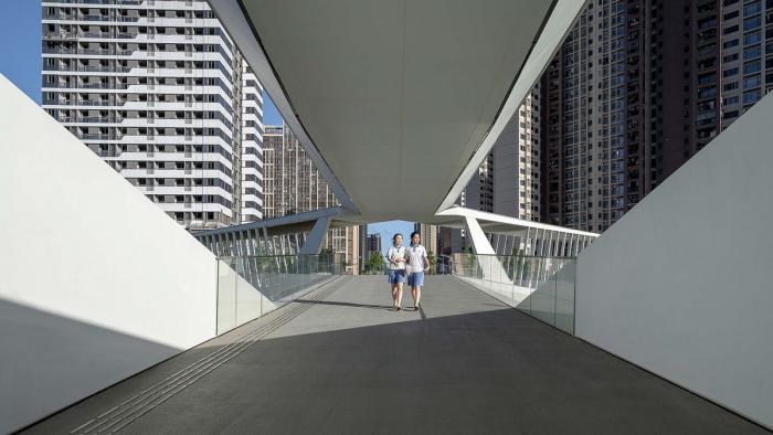 BIM建筑|平静之中见张力：深圳坪山高级中学跨河人行桥 / 南沙原创