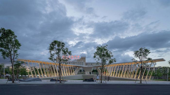 BIM建筑|平静之中见张力：深圳坪山高级中学跨河人行桥 / 南沙原创