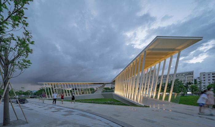 BIM建筑|平静之中见张力：深圳坪山高级中学跨河人行桥 / 南沙原创