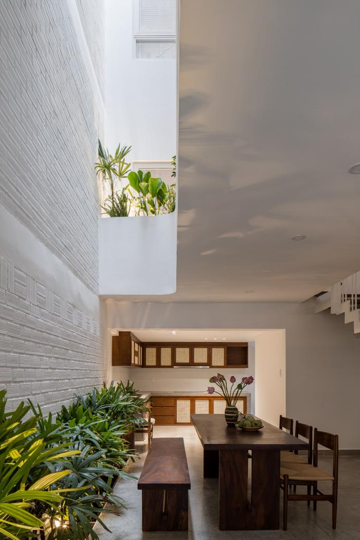 BIM建筑|绿植点缀垂直天井，活力与静谧美感的平衡：越南V别墅