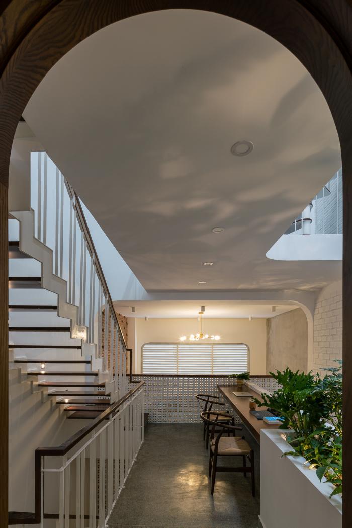 BIM建筑|绿植点缀垂直天井，活力与静谧美感的平衡：越南V别墅